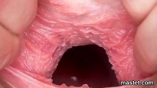 Две красивые брюнетки до предела растягивают пальчиками свои бритые киски